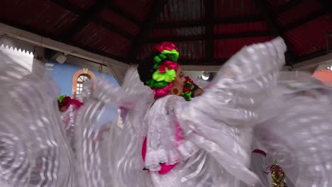 Aufnahme-Eines-Traditionellen-Tanzpaares-Mit-Weißen-Kleidern-In-Mineral-Del-Chico-Hidalgo,-Mexiko