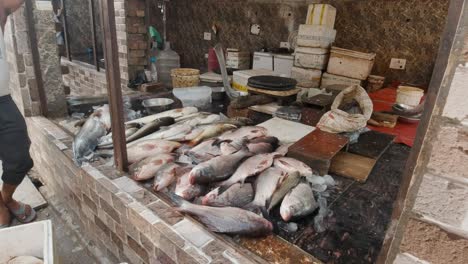 Fisch-Zum-Verkauf-In-Einem-Geschäft-Am-Fischmarkt-In-Bristol-In-Indien