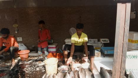Menschen-Kratzen-Die-Schuppen-Toter-Fische-Ab,-Die-Auf-Dem-Fischmarkt-In-Bristol-In-Indien-Verkauft-Werden-Sollen