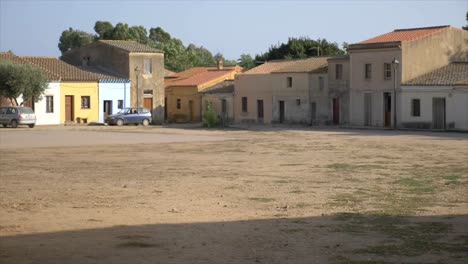 Plaza-Vacía-En-La-Película-Del-Oeste-Como-El-Pueblo-De-San-Salvatore-En-Cerdeña.