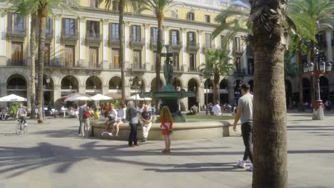 Plaça-Reial-in-Barri-Gothic-Quarter-in-Barcelona,-Spain