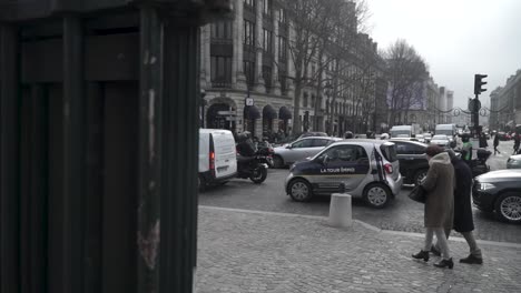 Polizist-Reitet-Pferd-In-Den-Straßen-Von-Paris
