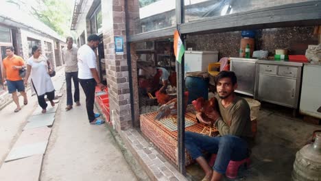 Indischer-Ladenbesitzer-Hält-Ein-Huhn-Oder-Einen-Hahn-Auf-Dem-Marktplatz,-Gurugram,-Indien