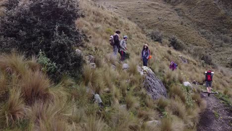 Grupo-De-Excursionistas-En-La-Montaña-De-Huaraz-En-Perú