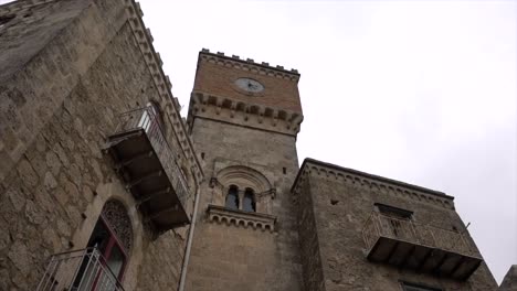 Torre-Del-Reloj-En-Mussomeli,-Ciudad-De-Sicilia-Donde-Se-Venden-Casas-A-1-Euro.