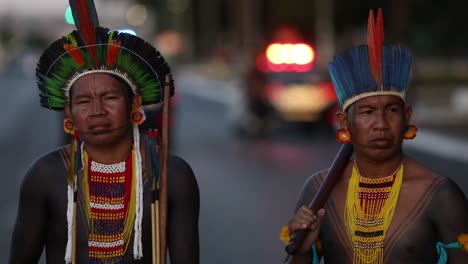 Indigene-Männer-Mit-Bunten-Kopfbedeckungen-Beim-Protest-Gegen-Demarkationsgesetze