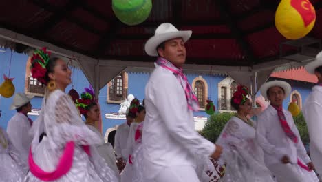 Aufnahme-Eines-Traditionellen-Tanzes-In-Paaren-Mit-Weißen-Kleidern-In-Hidalgo,-Mexiko