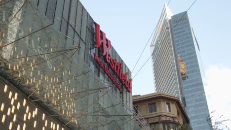 Red-'Westfield'-shopping-center-sign-in-Sydney