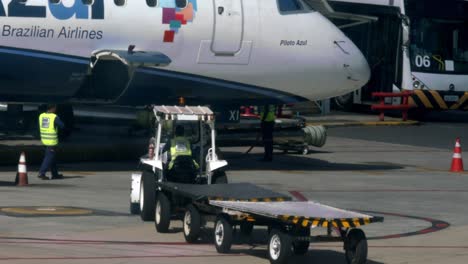 Das-Bodenpersonal-Bereitet-Ein-Azul-Flugzeug-Am-Internationalen-Flughafen-Von-Brasilien-Vor