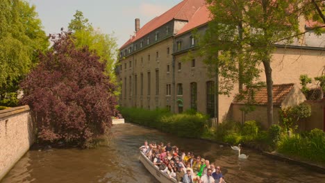 Boat-visit-through-the-canals-called-"Venice-of-the-north"-in-Bruges,-Belgium