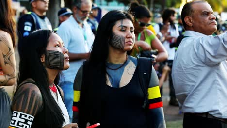 Brasil-Mujeres-Indígenas-De-Pie-Entre-La-Multitud-Durante-La-Protesta-Por-La-Conservación-De-Los-Bosques