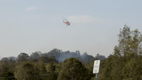 Helicóptero-De-Extinción-De-Incendios-&#39;elvis&#39;-Que-Ayuda-A-Combatir-Un-Incendio-Forestal-Rural