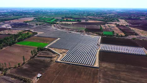 Luftaufnahme-Von-Solarparks,-Die-Inmitten-Von-Dörfern-Gebaut-Werden,-Grüne-Energie-Erzeugen-Und-Die-Umliegenden-Dörfer-Mit-Strom-Versorgen