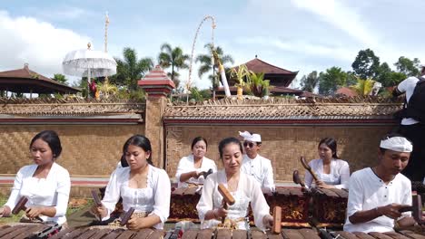 Hermosas-Chicas-Balinesas-Juegan-Concierto-De-Gamelan-Selonding-En-La-Ceremonia-Del-Templo-Ritual-De-Religión-Hindú-En-Bali-Indonesia,-Luz-Del-Día-En-Pura-Besakih,-Karangasem