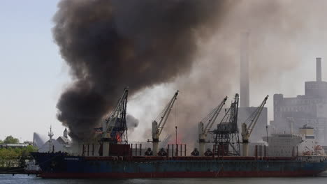 Aufsteigender-Schwarzer-Rauch-Und-Flammen-Hinter-Dem-Schiff-Im-Hafen-Von-Baltimore