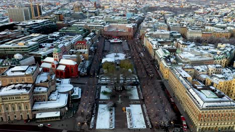Drone-footage-approaching-Kungstragarden,-a-park-located-in-the-heart-of-Stockholm's-City-Centre,-which-houses-festivals-and-activities-all-year-round