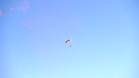 Fallschirmspringer-Starten-Die-Apple-Valley-Air-Show-Mit-Der-Amerikanischen-Flagge
