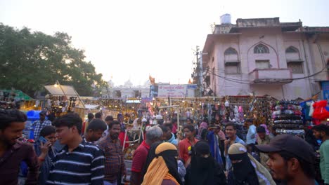 Indischer-überfüllter-Und-Geschäftiger-Markt,-Indische-Frauen-Mit-Traditionellem-Hijab,-Die-Zum-Einkaufen-Durch-Den-Markt-Außerhalb-Von-Charminar-Gehen,-Altes-Hyderabad