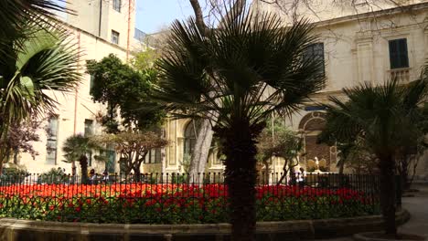 Garten-Am-Eingang-Des-Großmeisterpalastes-In-Valletta