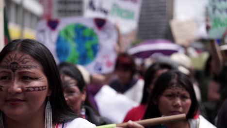 Mujeres-Indígenas-Del-Amazonas-Marchando-Durante-El-Día-Internacional-De-La-Mujer.