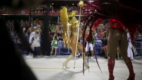 Karnevalstänzer-Versetzen-Die-Menschen-Während-Der-Karnevalsumzüge-In-Rio-De-Janeiro,-Brasilien,-In-Ehrfurcht