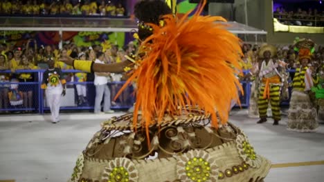 Karnevalsfotografen-Und-Ein-Zwergfotografen-Fotografieren-Die-Wunderschönen-Karnevalsumzugstänzer-In-Rio-De-Janeiro,-Brasilien