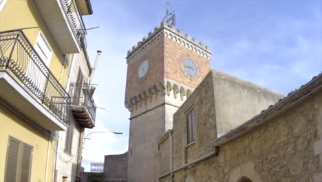 Uhrturm-In-Mussomeli,-Der-Stadt-In-Sizilien,-In-Der-Häuser-Für-1-Euro-Verkauft-Werden