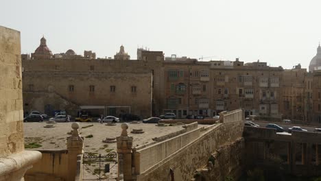 Blick-Auf-Die-Straße-Von-Valletta-Von-Den-Mauern-Von-Fort-Elmo