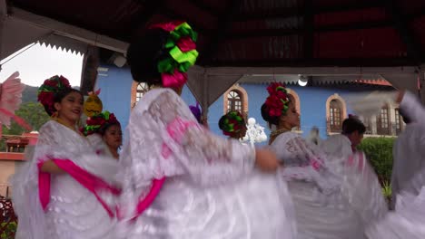 Zeitlupenaufnahme-Eines-Traditionellen-Indigenen-Frauentanzes-In-Hidalgo,-Mexiko