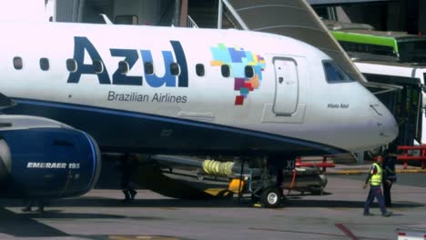Azul-Passagierflugzeug-Bodenpersonal-Am-Internationalen-Flughafen-Von-Brasilien