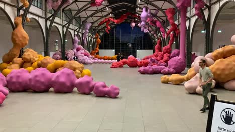 Eva-Fàbregas-Im-Hamburger-Bahnhof,-Dem-Berühmtesten-Kunstmuseum-Berlins-Für-Zeitgenössische-Kunst