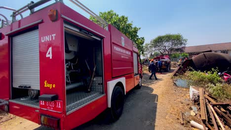 Feuerwehrleute-Reagieren-Auf-Den-Notfallort-In-Indonesien,-Zeitlupenansicht