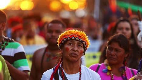 Mujer-Indígena-Mayor-Marcha-En-Brasilia-Contra-La-Demarcación-De-Tierras-Indígenas