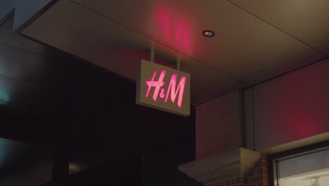 'H-M'-neon-shop-sign-in-Sydney-CBD