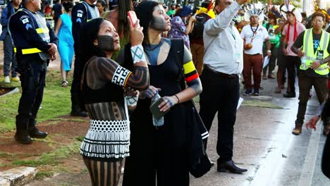 Brasilianische-Indigene-Kayapo-Frauen-Stehen-In-Der-Menschenmenge-Während-Des-Waldschutzprotestes-Gegen-Die-Landabgrenzung