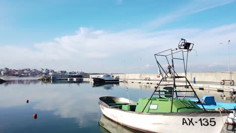 Festgemachte-Boote-In-Einem-Kleinen-Neu-Gebauten-Bulgarischen-Hafen-An-Der-Schwarzmeerküste
