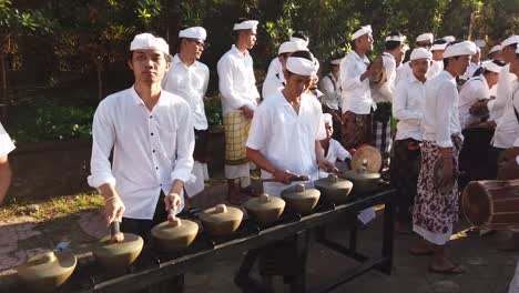 Músicos-Balineses-Tocan-Música-Gamelan-Baleganjur-En-La-Ceremonia-De-La-Corte-Del-Templo-Bali-Indonesia-Luz-Solar-Atmósfera-Al-Aire-Libre