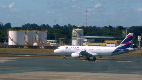 Avión-De-Latam-Airlines-Rodando-En-La-Pista-Para-Despegar-En-El-Aeropuerto-Internacional-De-Brasilia