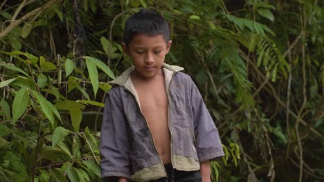 Niño-Caminando-Cuidadosamente-En-La-Naturaleza-Verde-Salvaje,-Huicungo,-Perú
