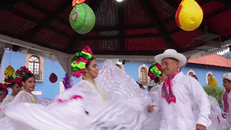 Zeitlupenaufnahme-Eines-Traditionellen-Paartanzes-Mit-Weißen-Kleidern-In-Mineral-Del-Chico-Hidalgo,-Mexiko
