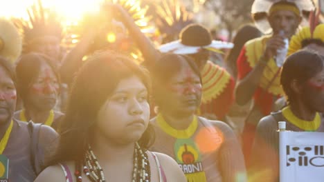 Indígenas-Con-Pancartas-En-La-Protesta-En-Brasilia-Contra-Las-Leyes-De-Demarcación