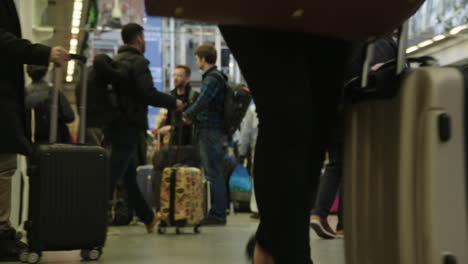 Hunderte-Von-Passagieren-Rollen-Ihre-Koffer-In-Einem-Sehr-Belebten-Internationalen-Bahnhof-Von-St.-Pancras-In-London-An-Der-Kamera-Vorbei