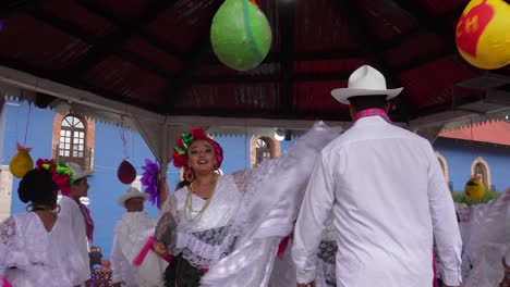 Aufnahme-Eines-Traditionellen-Tanzes-In-Paaren-Mit-Traditioneller-Kleidung-In-Mexiko