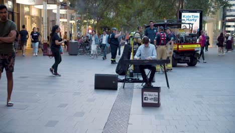 Un-Músico-Callejero-De-Piano-Masculino-Tocando-Para-El-Público-En-El-CDB-De-Sydney.