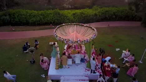 Eine-Drohnenaufnahme-Von-Braut-Und-Bräutigam-Im-Mandap-Im-Kenilworth-Resort-In-Süd-Goa,-Indien