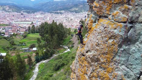 Hombre-Escalando-Rocas-En-Un-Acantilado-Rocoso-En-Verano-Cerca-De-La-Ciudad-De-Huaraz-En-Perú