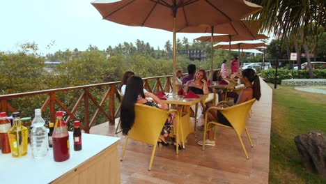 Eine-Gruppe-Von-Freunden,-Die-In-Einem-Restaurant-In-Goa-Sitzen-Und-Miteinander-Reden