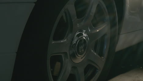 Neumático-De-Coche-Rolls-Royce-Con-Superficie-Brillante-Que-Refleja-La-Luz,-Rueda-De-Cerca,-Vista-Lateral