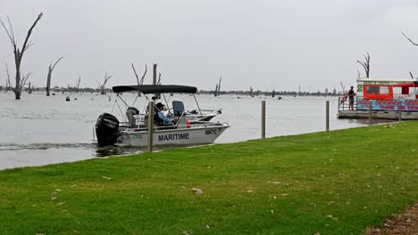 Mulwala,-New-South-Wales,-Australia---16-December-2020:-Maritime-officer-in-his-boat-checking-boat-licences-at-a-boat-ramp-in-Lake-Mulwala-at-Mulwala,-NSW