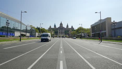 Hyperlapse-Der-Hauptstraße-Von-Barcelona-In-Richtung-Montjuic-Schloss-Mit-Vorbeifahrendem-Verkehr